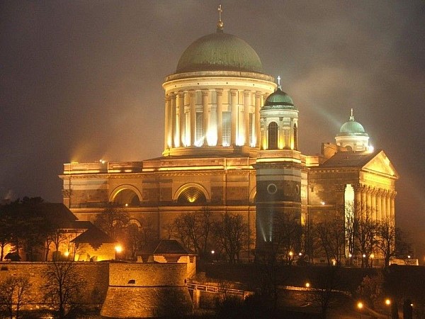 Esztergom.bazilika.lights.jpg: 800x600, 71k (2009-02-13 12:30)